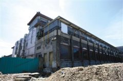 到全聚德后厨堆放垃圾处